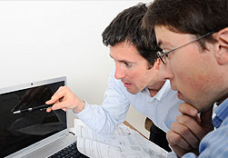 Trabajadores leyendo un informe