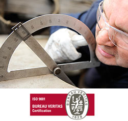 Operario trabajando con gafas